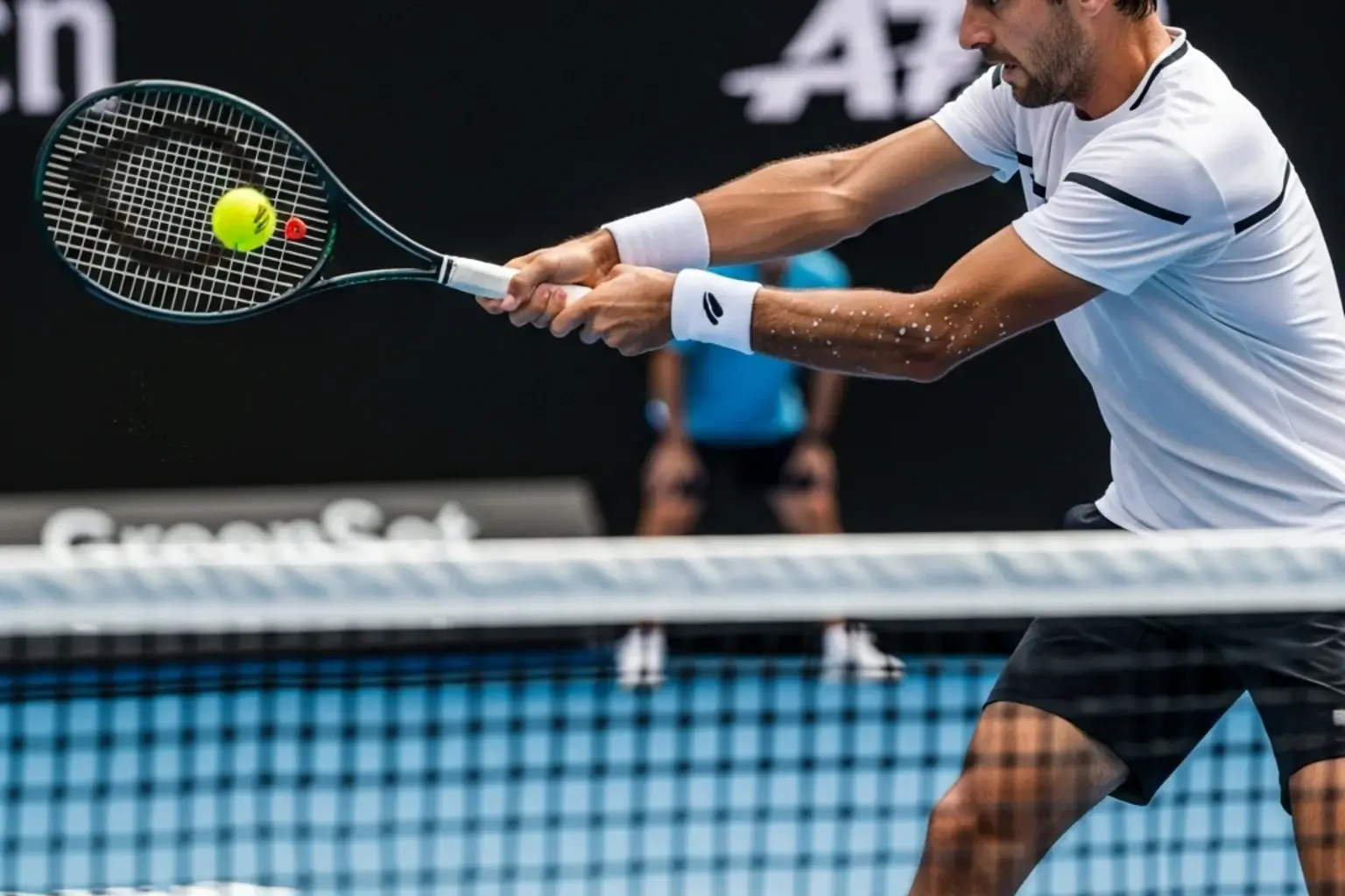 Jugador de tenis profesional ejecutando un golpe de derecha sobre pista dura en el Open de Australia