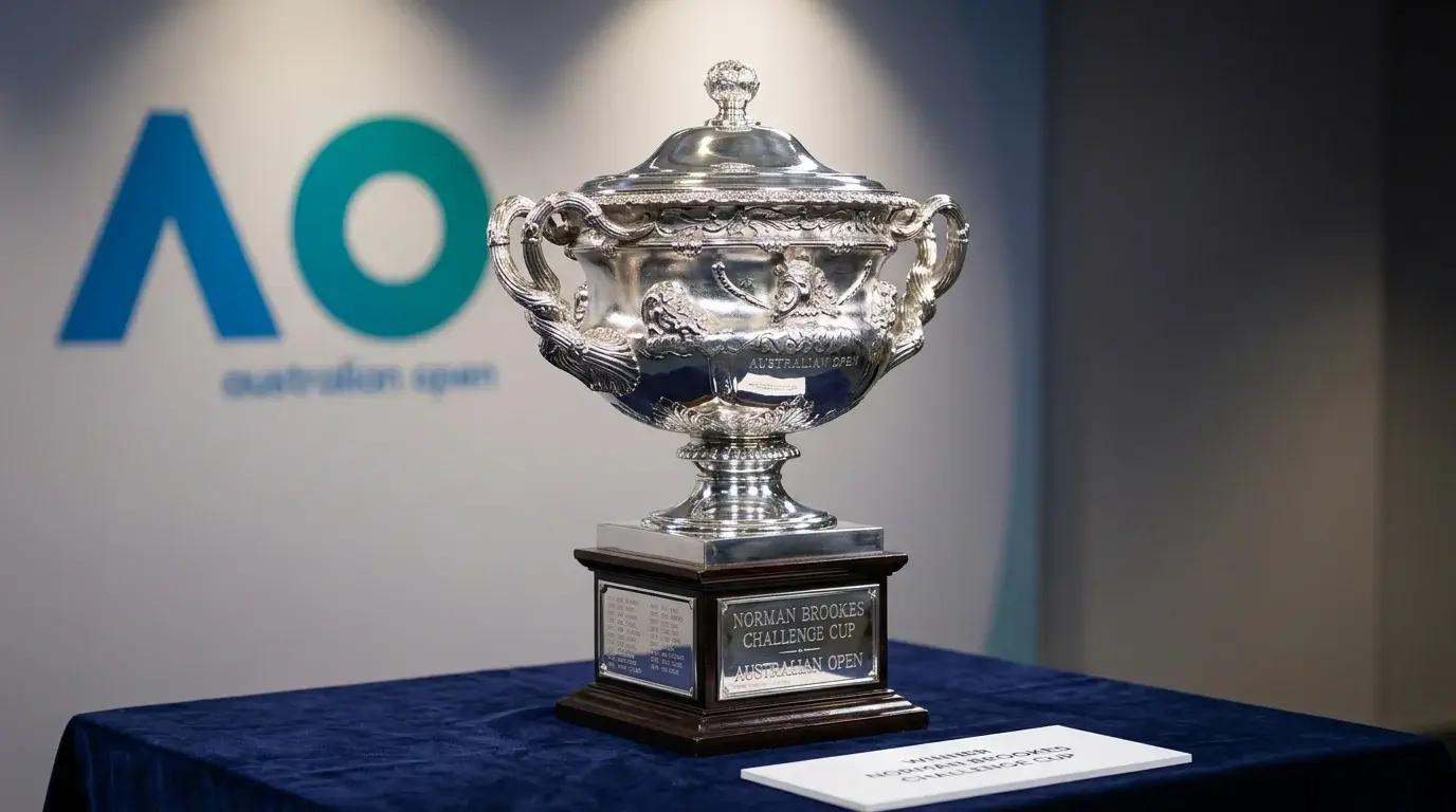 Trofeo del Open de Australia sobre una mesa con el logotipo del torneo en el fondo